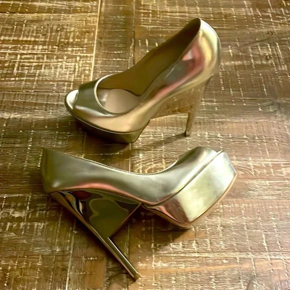 Ruthie Davis gold patent platform pumps. Sz 40 - Picture 1 of 5